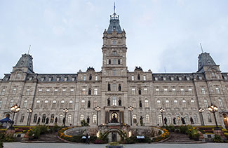 Façade de l’hôtel du Parlement.